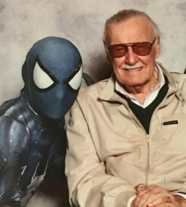 CaptainPopCulture dressed as Spider-man posing with Stan Lee at Dragoncon 2017
